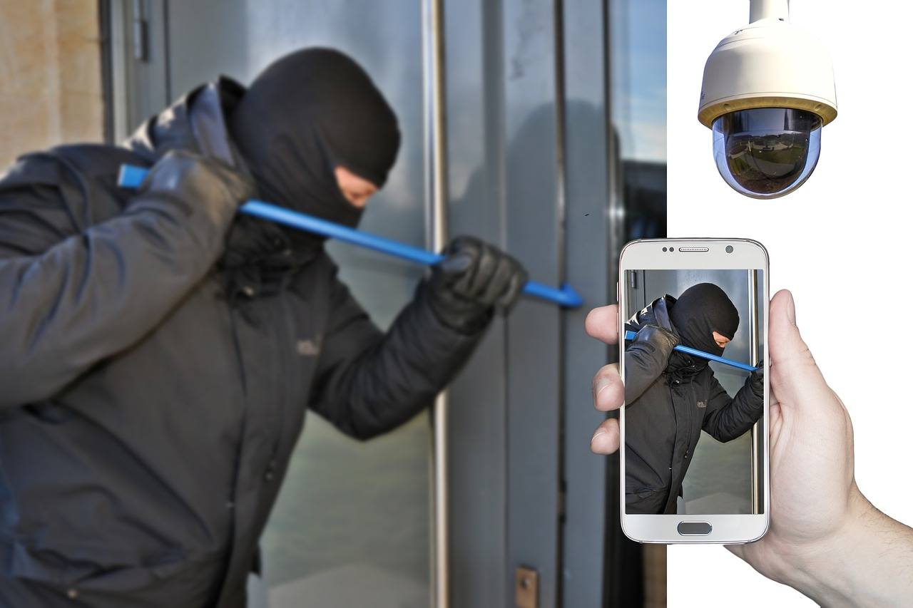 Ladro avvistato da vicina di casa: per la legge è furto commesso
