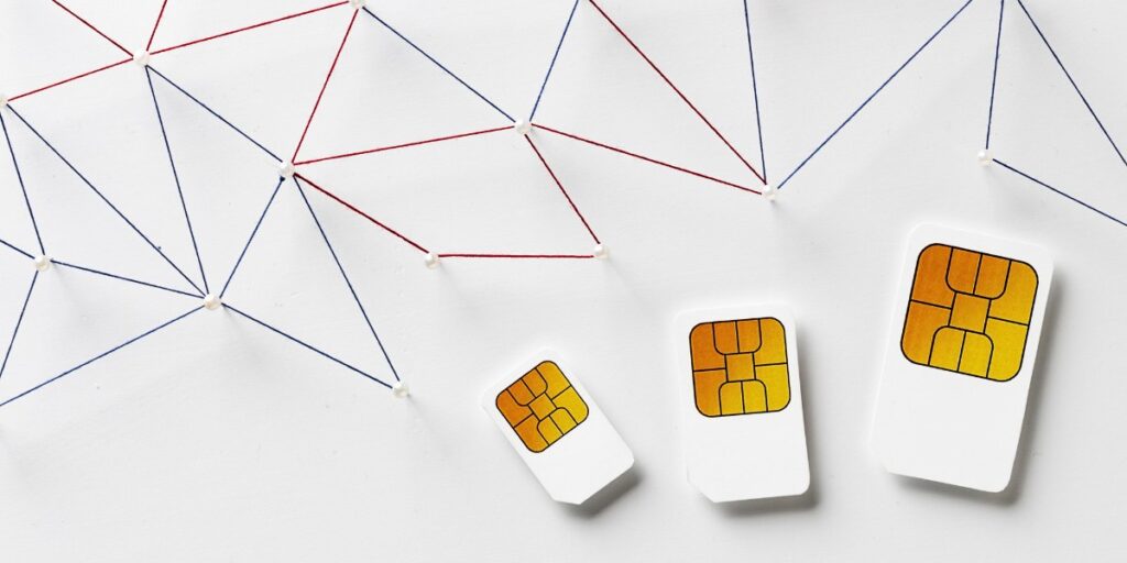 Tre sim card su sfondo bianco