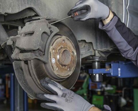 Clausola vessatoria e obbligo di riparazione presso officina convenzionata: cosa dice la Cassazione