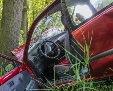 Automobile fuori strada, guard-rail assente: di chi è la responsabilità?