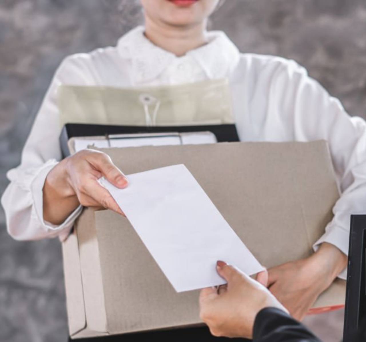 Licenziare il dirigente pubblico se omette di denunciare i colleghi di lavoro?