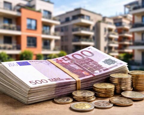 Soldi e monete con sfondo urbano
