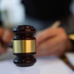Nell'udienza predibattimentale, chi procede ora alla rinnovazione delle notifiche?